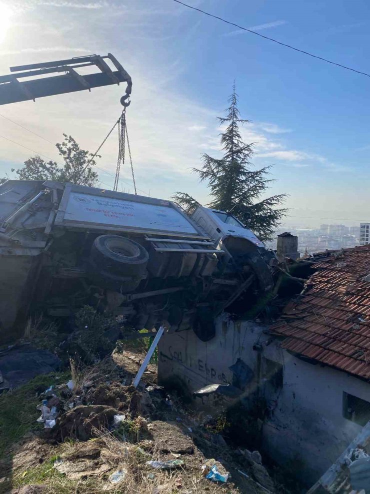 Çöp kamyonu gecekondunun çatısına uçtu