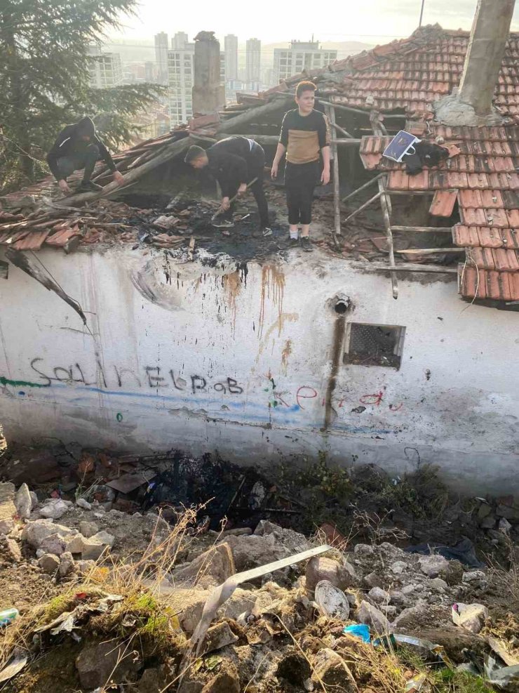 Çöp kamyonu gecekondunun çatısına uçtu