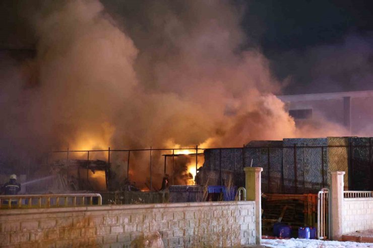 Kalıp fabrikasındaki malzemeler alev alev yandı