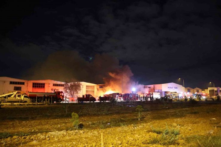 Kalıp fabrikasındaki malzemeler alev alev yandı