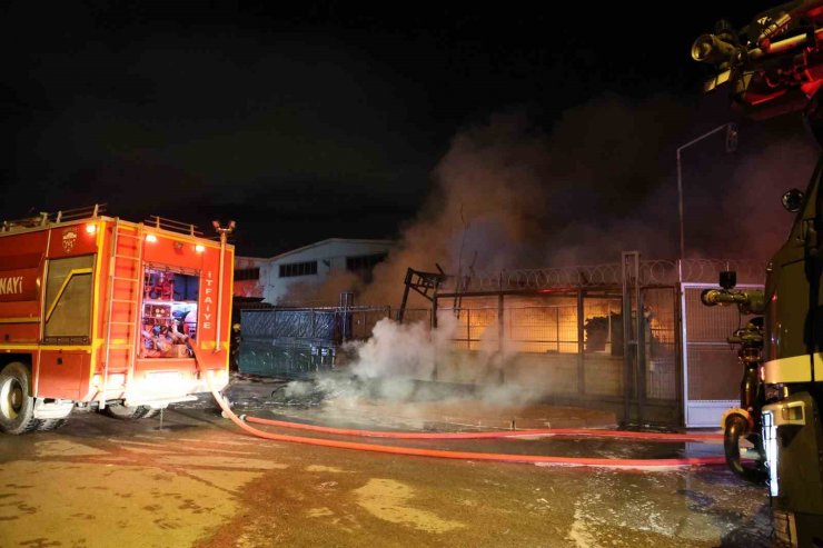 Kalıp fabrikasındaki malzemeler alev alev yandı