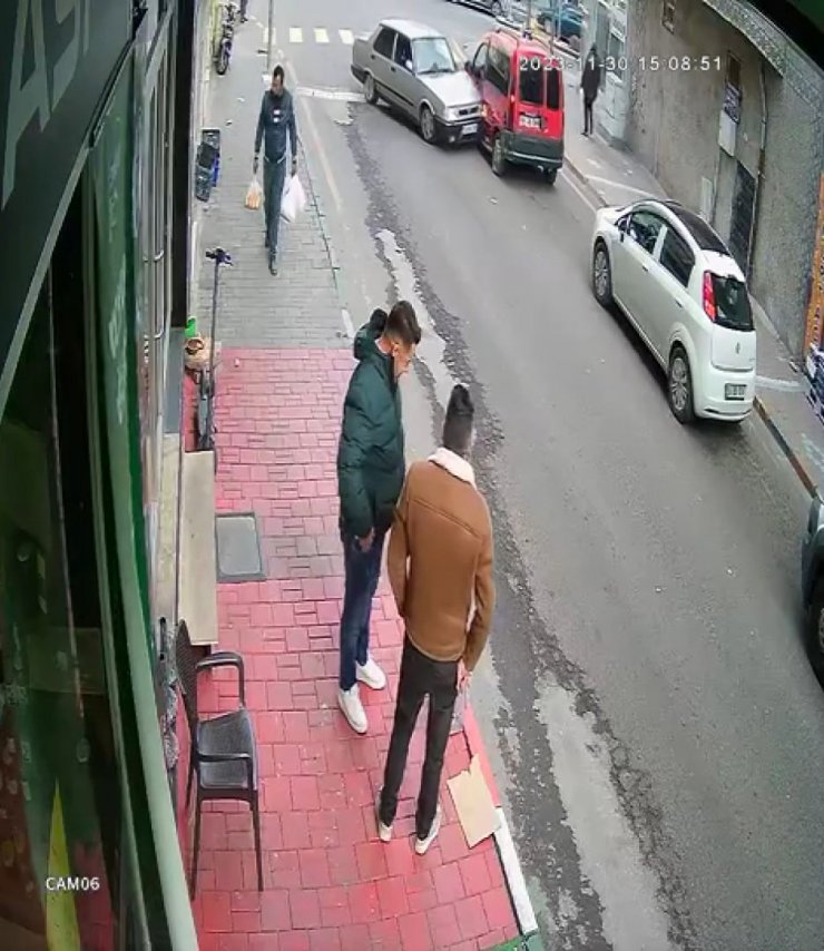 Kontrolden çıkan otomobil, iki araca çarparak durabildi