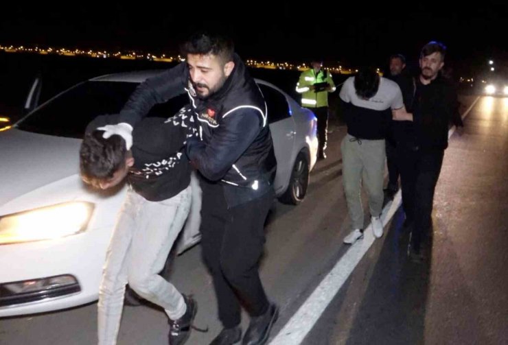 ’Dur’ ihtarına uymayıp kaçtı, yakalanacağını anlayınca gaza basıp polis memuruna çarptı