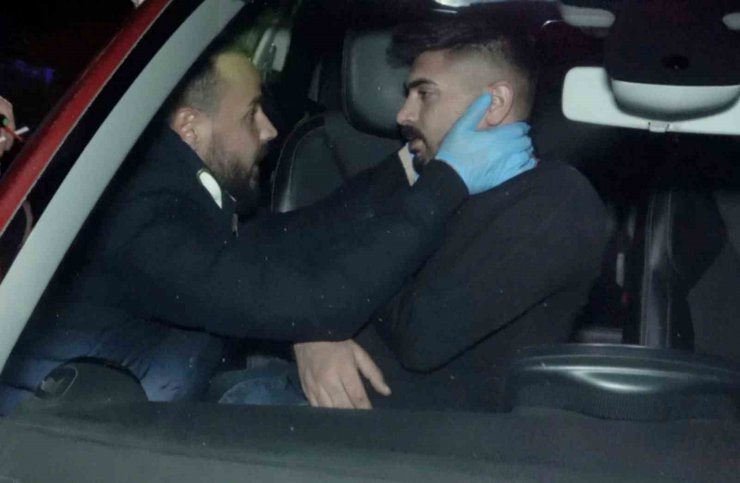 ’Dur’ ihtarına uymayıp kaçtı, yakalanacağını anlayınca gaza basıp polis memuruna çarptı