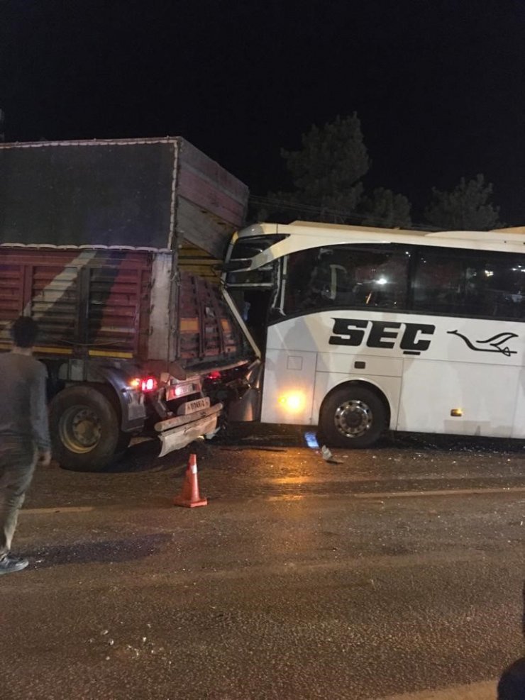 Konya’da yolcu otobüsü tıra çarptı: 11 yaralı