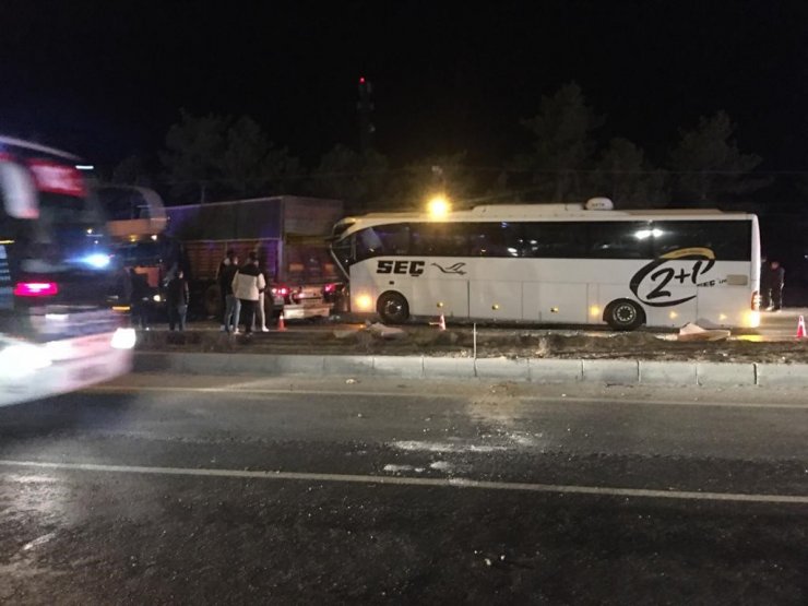 Konya’da yolcu otobüsü tıra çarptı: 11 yaralı
