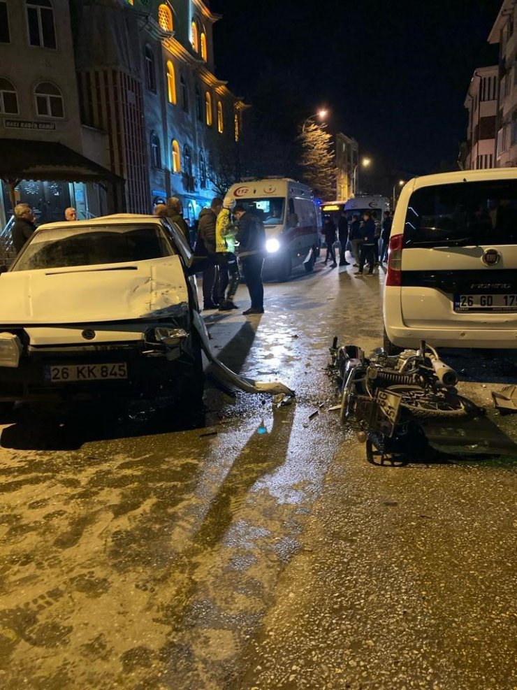Dönüş yapmaya çalışan araca çarpan motosikletteki sürücü ve yolcu ağır yaralandı