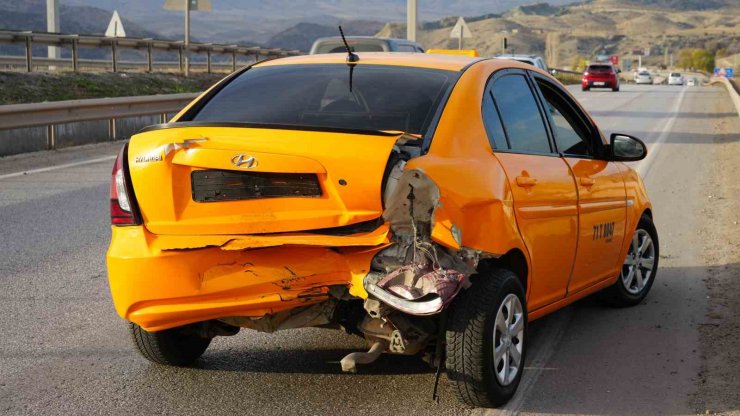 Ticari taksi ile otomobil çarpıştı: 1 yaralı