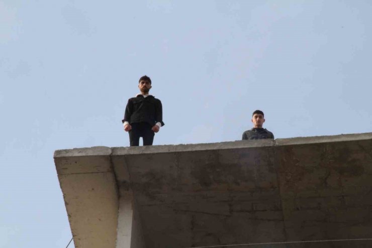 Paralarını alamayınca intihara kalkışan işçiler ekiplerin 2 saat süren çabasıyla ikna edildi