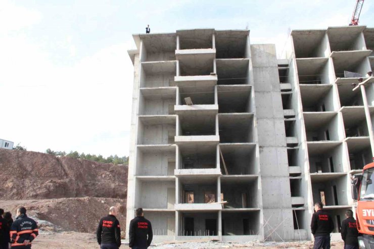 Paralarını alamayınca intihara kalkışan işçiler ekiplerin 2 saat süren çabasıyla ikna edildi
