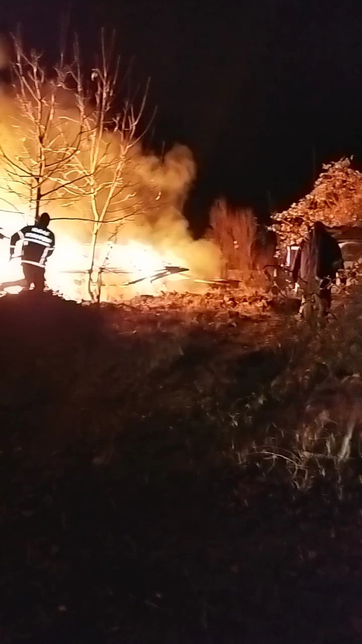 Sosyal medyada canlı yayını açıp evini ateşe verdi