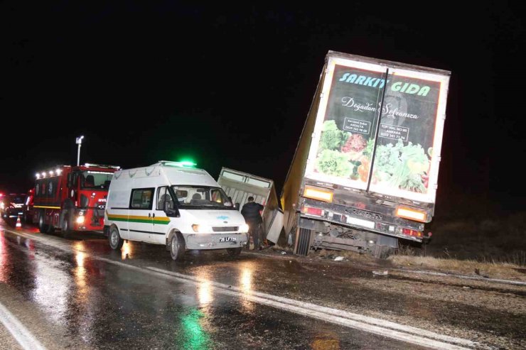 Tır ile kamyonet kafa kafaya çarpıştı: 2 ölü