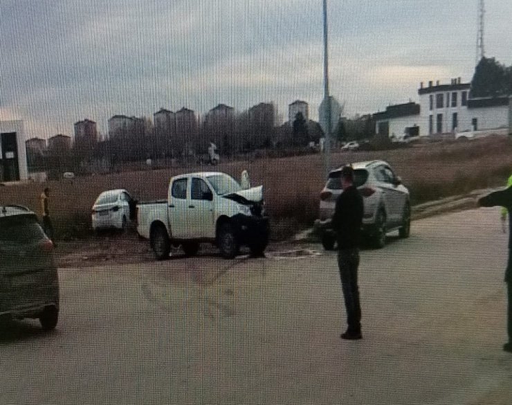 Kavşağa kontrolsüz giren araçlar çarpıştı : 5 yaralı