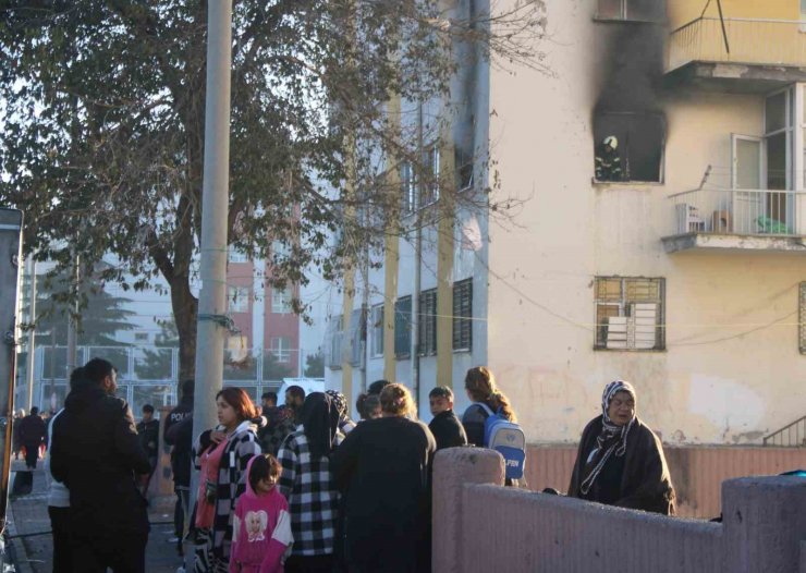 5 katlı binada çıkan yangın korkuttu