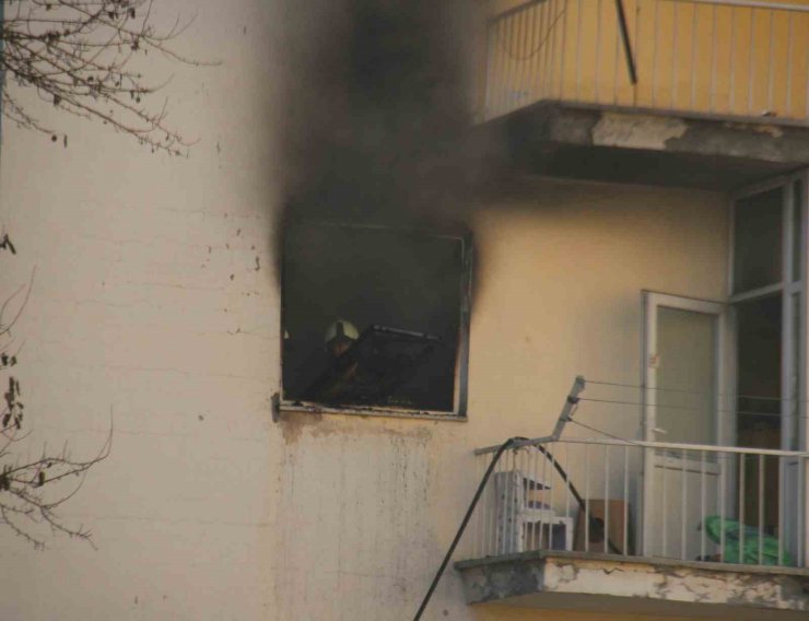 5 katlı binada çıkan yangın korkuttu