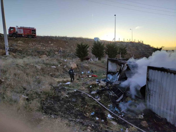 Belediye katı atık ayrıştırma tesisindeki konteynırda yangın