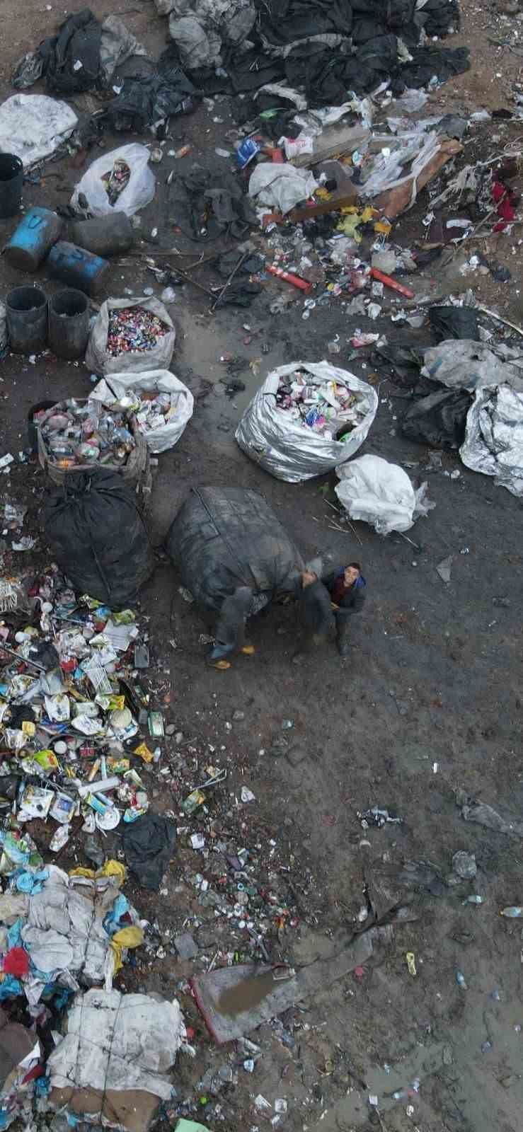 Belediye katı atık ayrıştırma tesisindeki konteynırda yangın