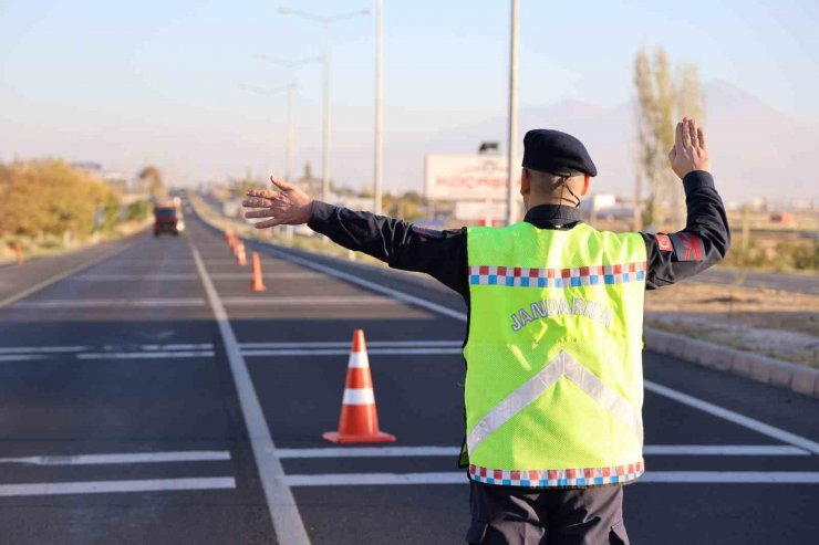 Aksaray jandarmadan uzun namlulu silahlarla denetim