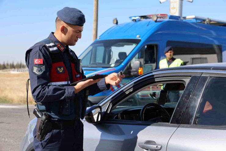 Aksaray jandarmadan uzun namlulu silahlarla denetim