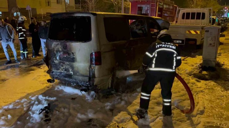 Seyir halindeki minibüs alev topuna döndü