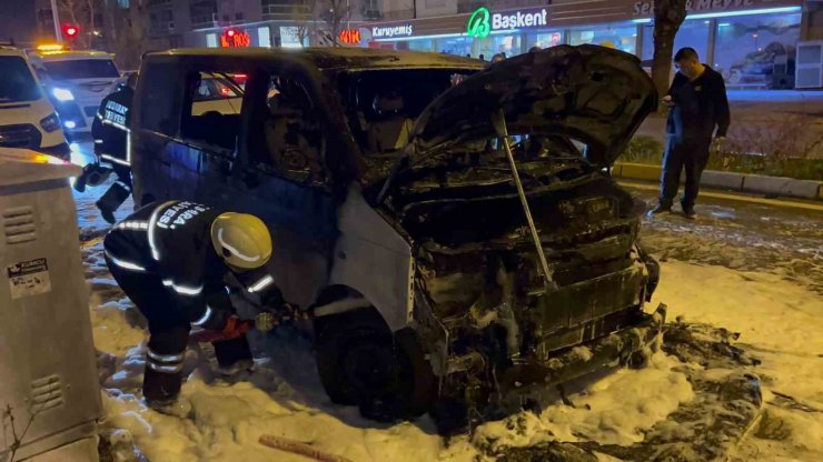 Seyir halindeki minibüs alev topuna döndü