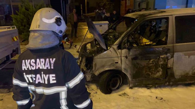 Seyir halindeki minibüs alev topuna döndü