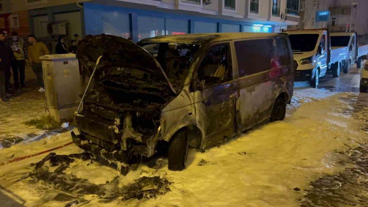 Seyir halindeki minibüs alev topuna döndü