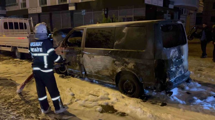 Seyir halindeki minibüs alev topuna döndü