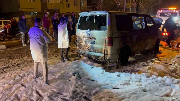 Seyir halindeki minibüs alev topuna döndü