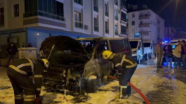 Seyir halindeki minibüs alev topuna döndü