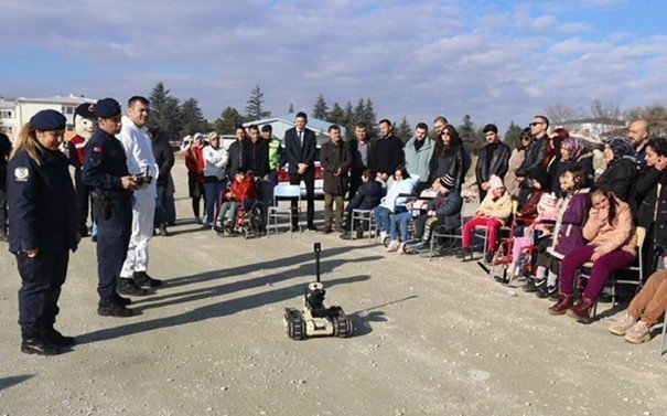 Jandarma ekiplerinden özel eğitim gören öğrencilere ziyaret