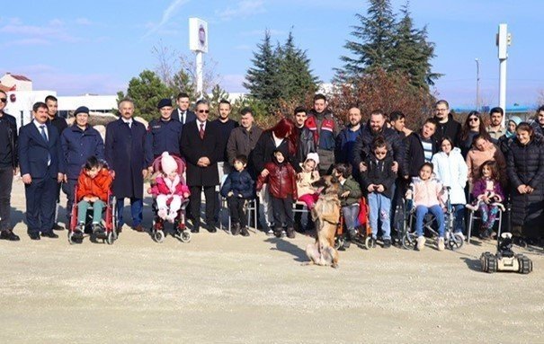 Jandarma ekiplerinden özel eğitim gören öğrencilere ziyaret