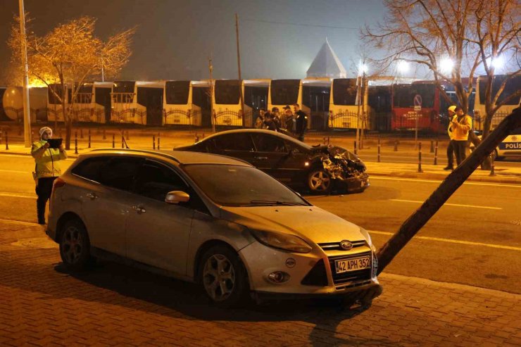 Kaza yaptı, hasar gören otomobili bırakıp kaçtı