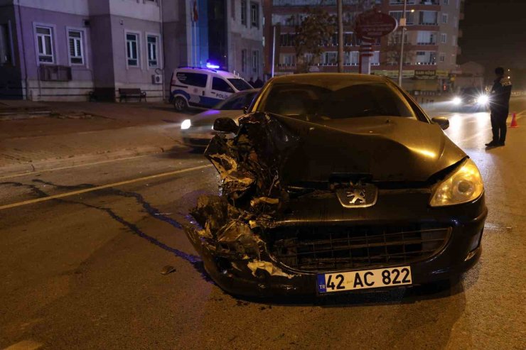 Kaza yaptı, hasar gören otomobili bırakıp kaçtı