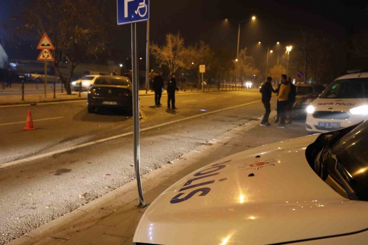Kaza yaptı, hasar gören otomobili bırakıp kaçtı