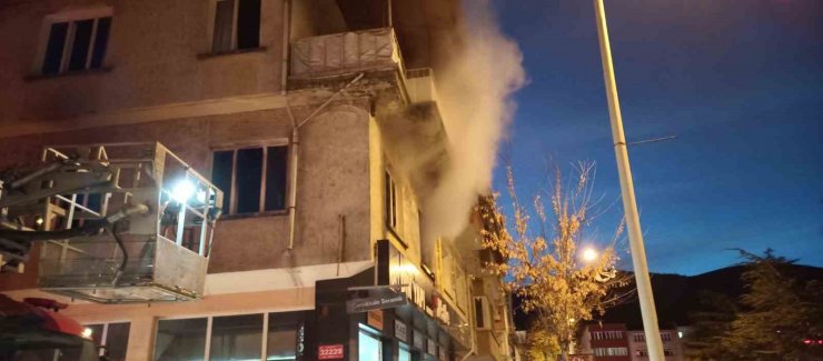Yangında evde dumandan etkilenen 3 kişiyi itfaiye kurtardı