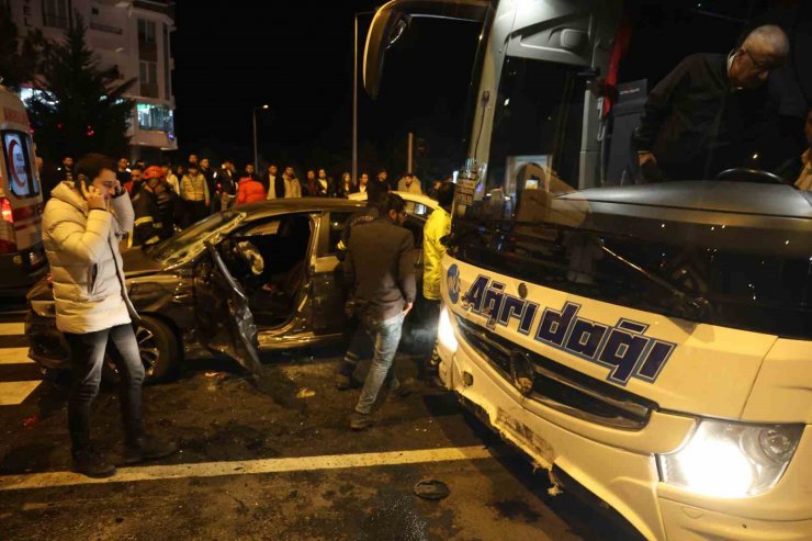 Kırmızı ışıkta geçen yolcu otobüsü otomobile çarptı: 1 yaralı