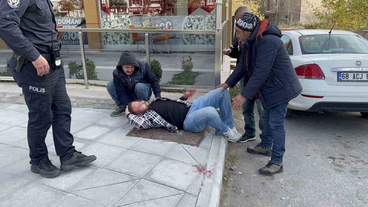 Bıçakla yaralandı, yarasını unutup gazetecilere sardı