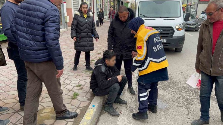 Hafif ticari aracın çarptığı genç yaralandı