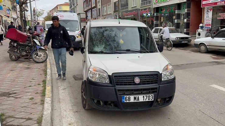 Hafif ticari aracın çarptığı genç yaralandı