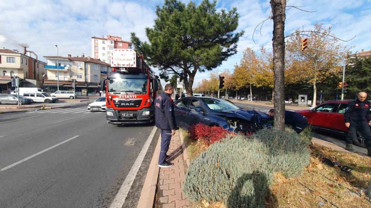 Ağaca çarpan otomobilde maddi hasar oluştu