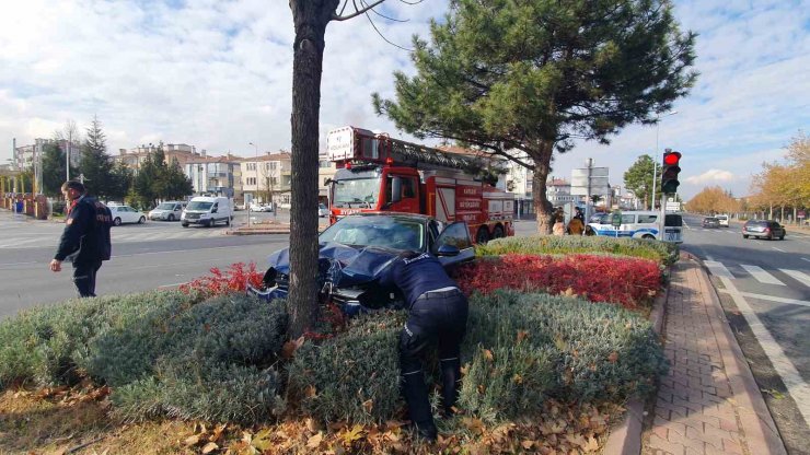 Ağaca çarpan otomobilde maddi hasar oluştu