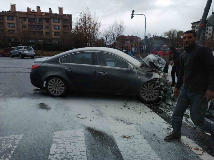 Ankara’da trafik kazası sonrası araçta yangın çıktı: 2 yaralı