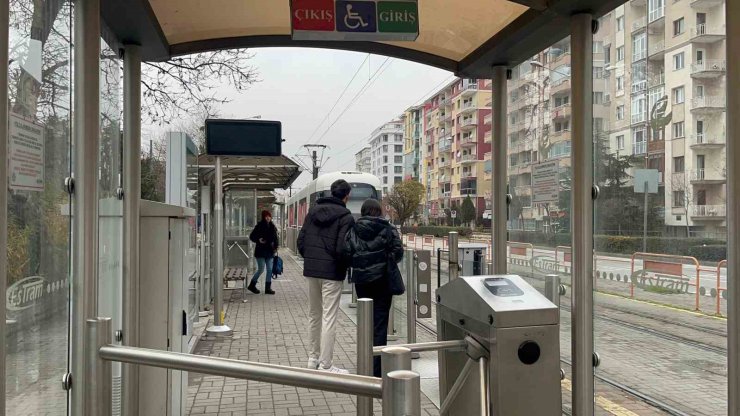 Eskişehir’de tramvaya silah ve bıçakla bindiği iddia edilen 4 şahıs bir yolcuyu darp etti