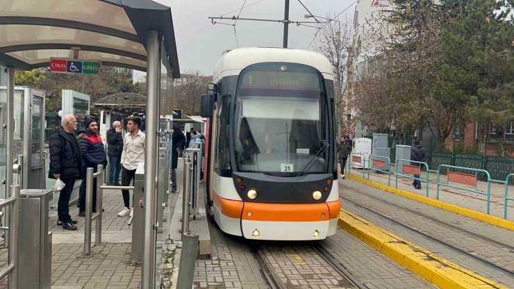 Eskişehir’de tramvaya silah ve bıçakla bindiği iddia edilen 4 şahıs bir yolcuyu darp etti