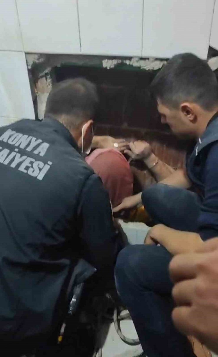 Polisten kaçmak isterken havalandırma boşluğunda sıkıştı