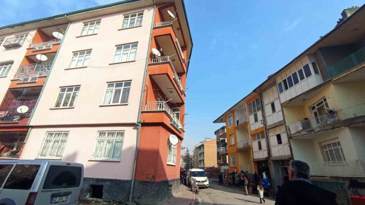 Polisten kaçmak isterken havalandırma boşluğunda sıkıştı