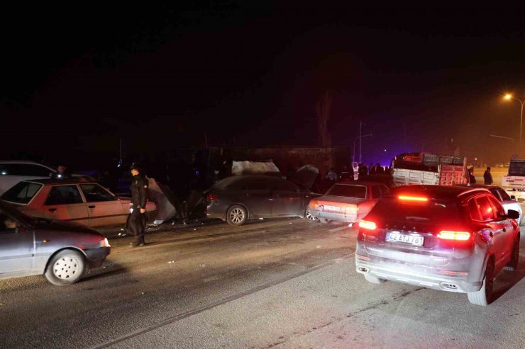 Devrilen tırdan savrulan mermerler araçlara çarptı: 5 yaralı