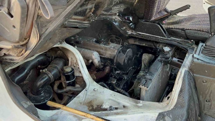 Aksaray’da seyir halindeki kamyonet yandı