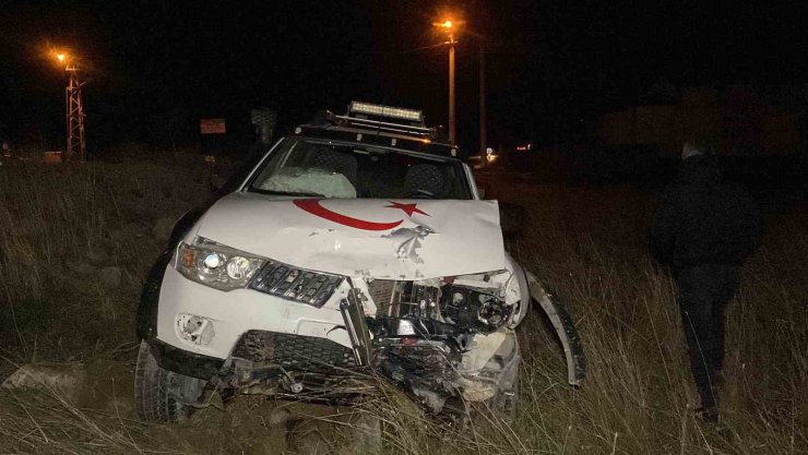 Arazi aracı ile çarpışan otomobil ikiye bölündü: 5 yaralı
